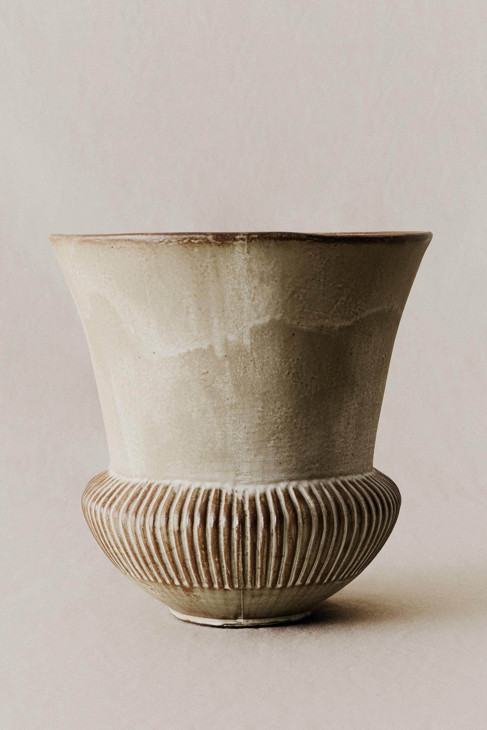 DECORATIVE CERAMIC VASE